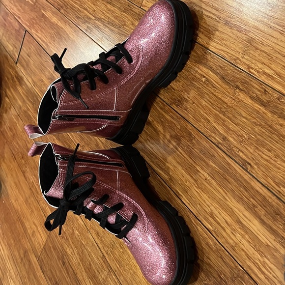 Girls Ugg boots - Picture 1 of 7